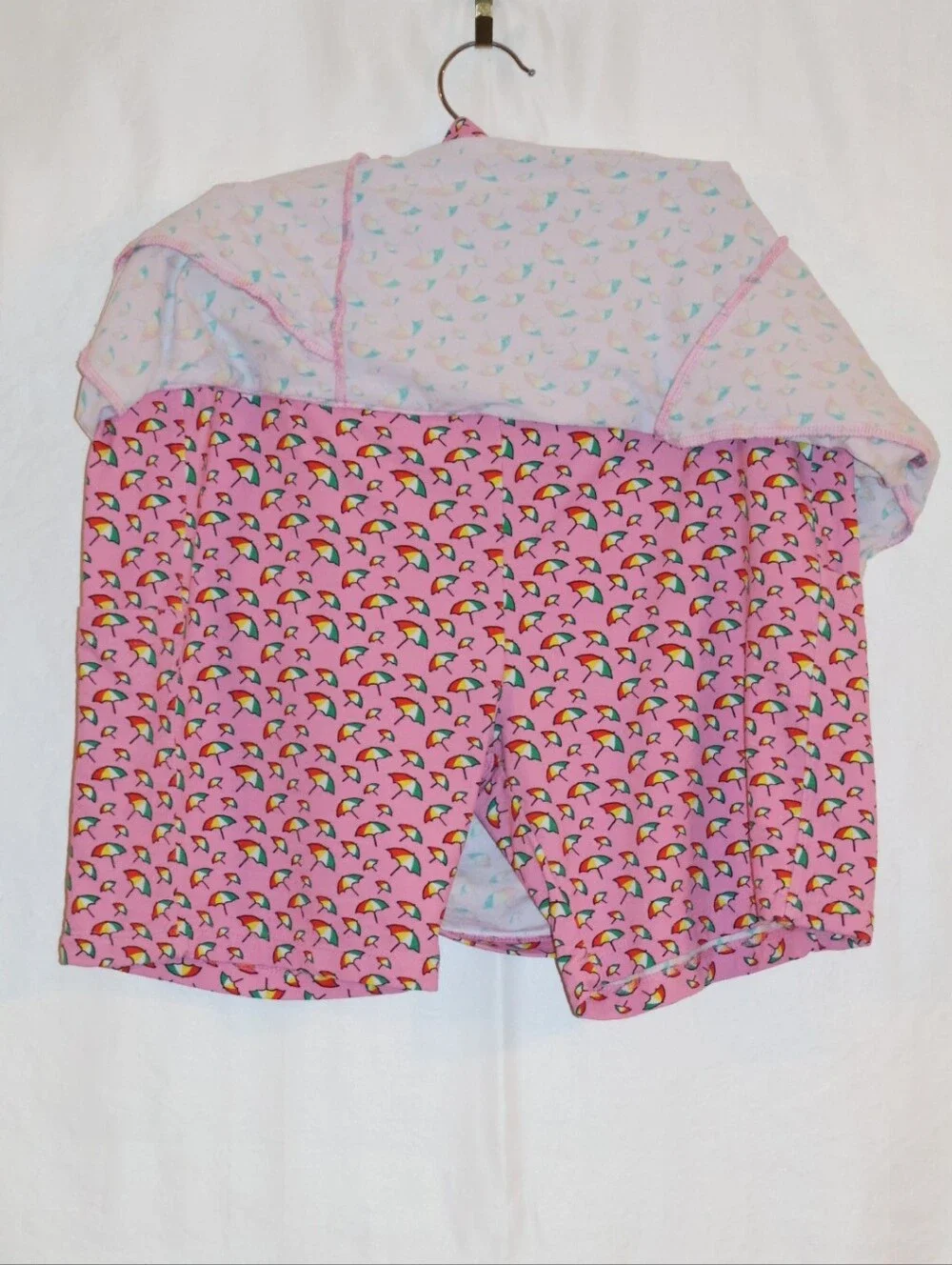 ⁠IBKÜL Pink Franny Umbrella Print Athletic Golf/Tennis Skort.